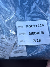 Load image into Gallery viewer, Slouchy Cropped Barrel Jeans With Cuffed Hem
