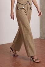 Load image into Gallery viewer, Contrast Piping Barrel Crop Pants
